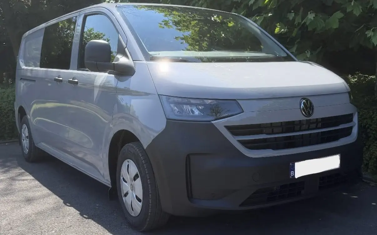 Zijkant van de Volkswagen Transporter dubbele cabine